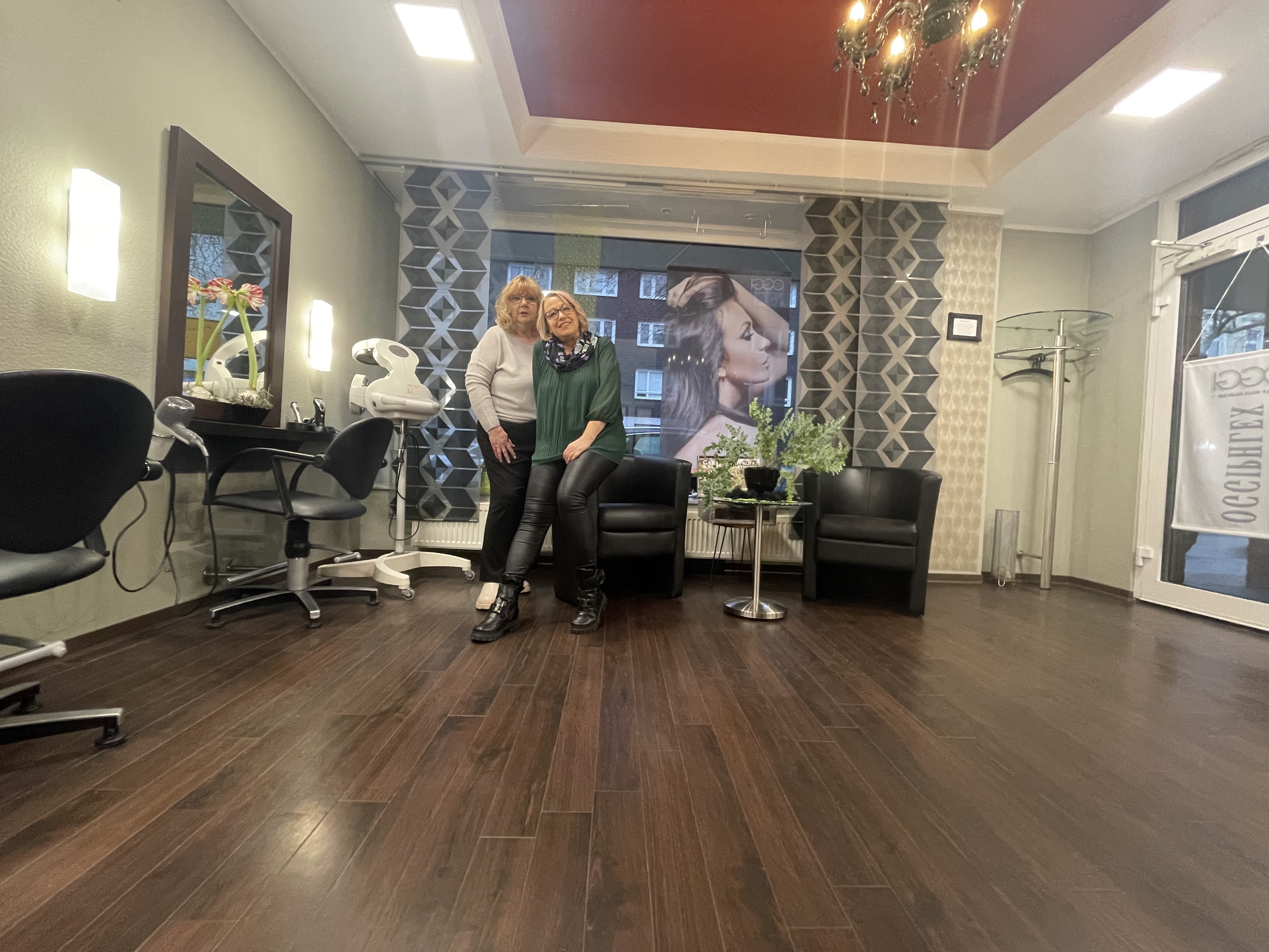 Friseurteam Salon Michel bei der Arbeit - professionelle Haarschnitte und Stylings